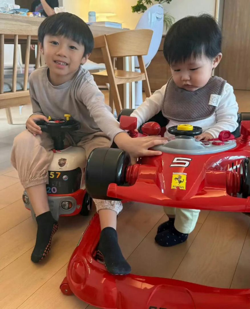 古巨基迎来54岁生日，他晒出全家福，看起来好温馨，夫妻俩穿着情侣装，尽显默契，他