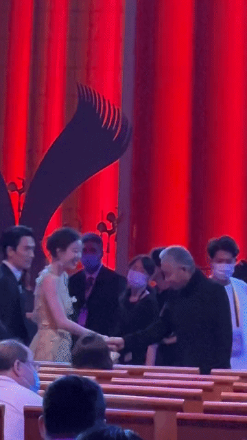 倪妮也只有在陈道明面前会那么羞涩，扭捏吧？跟陈道明低头握手的时候，倪妮立马用披肩