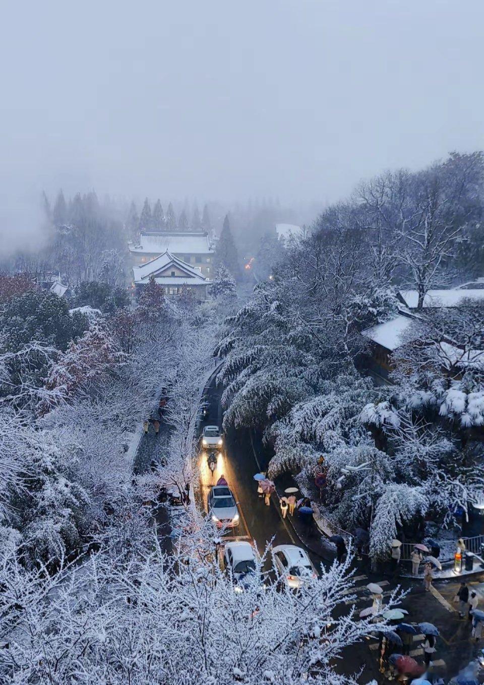 “六朝粉雪，十指染香”，一下雪，南京就成了金陵！【图片来源网络】南京下雪丨南京雪