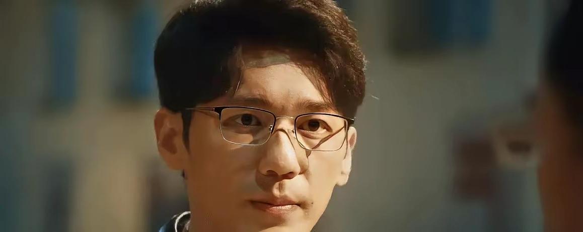 迫剧《冬去春来》刚刚看到头条上有网友骂徐胜利，骂他是一个精致的利己主义者，永远