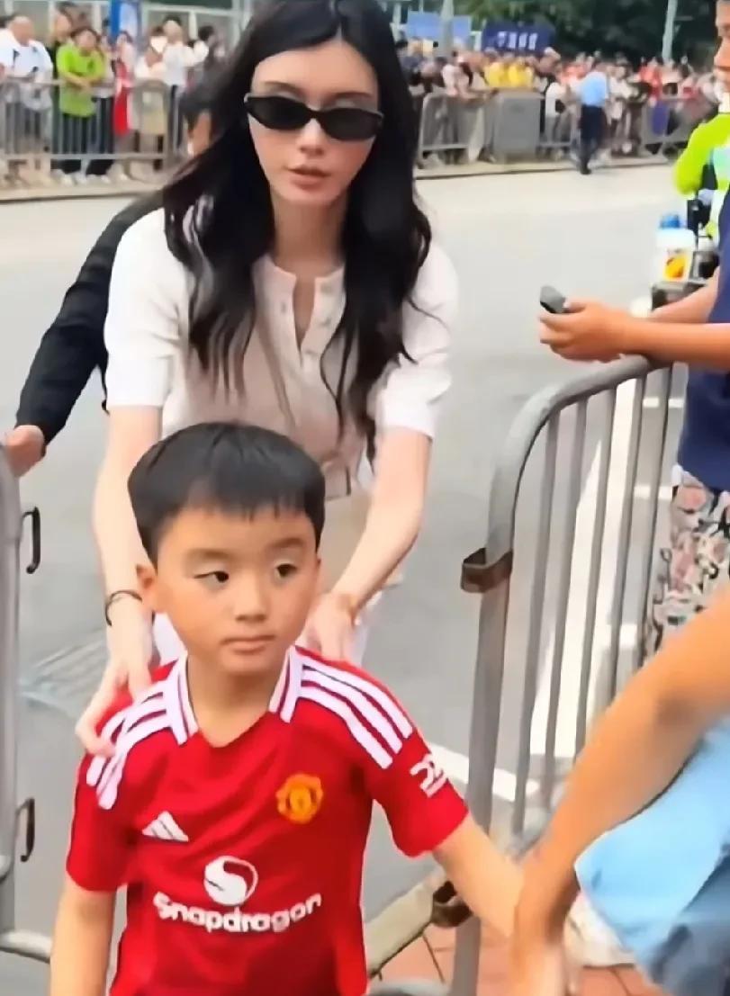 奚梦瑶儿子颜值超高！大眼睛随了妈妈，嘴巴鼻子更像爸爸何猷君。到第三代混血感已经不