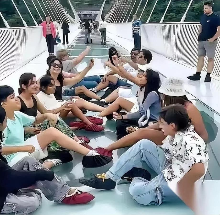 今天刷到个事我越想越堵得慌就是张家界玻璃栈道那堆老老实实排了三小时队的游