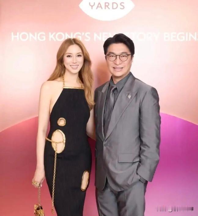 刚刷到徐子淇和老公李家诚出席时尚酒会的合照，第一眼真的感觉她面相变化好大。她今