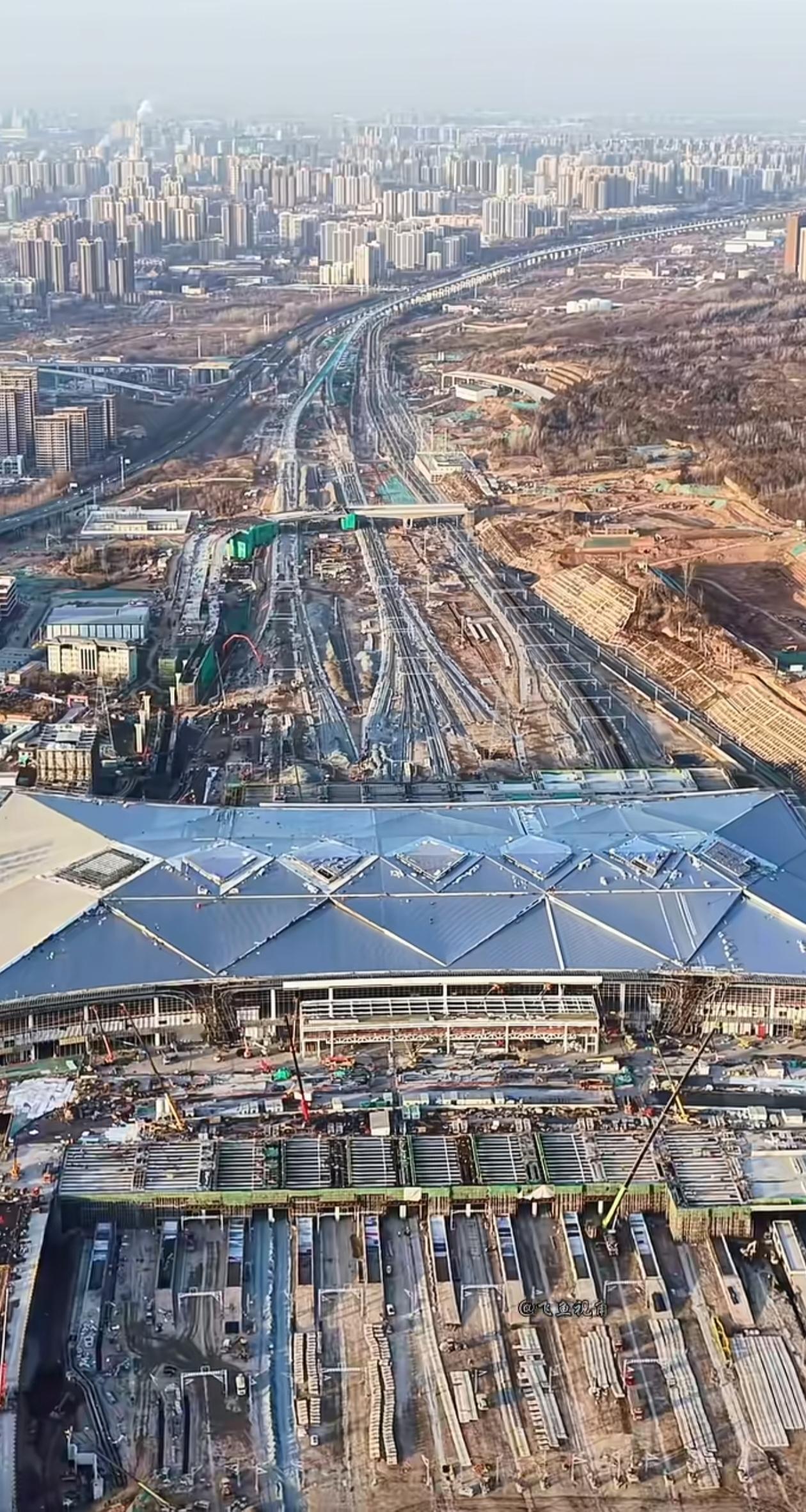 西渝高铁线上之最的高铁站西安东站预计2026年6月投入运营。第一最:最大高铁站