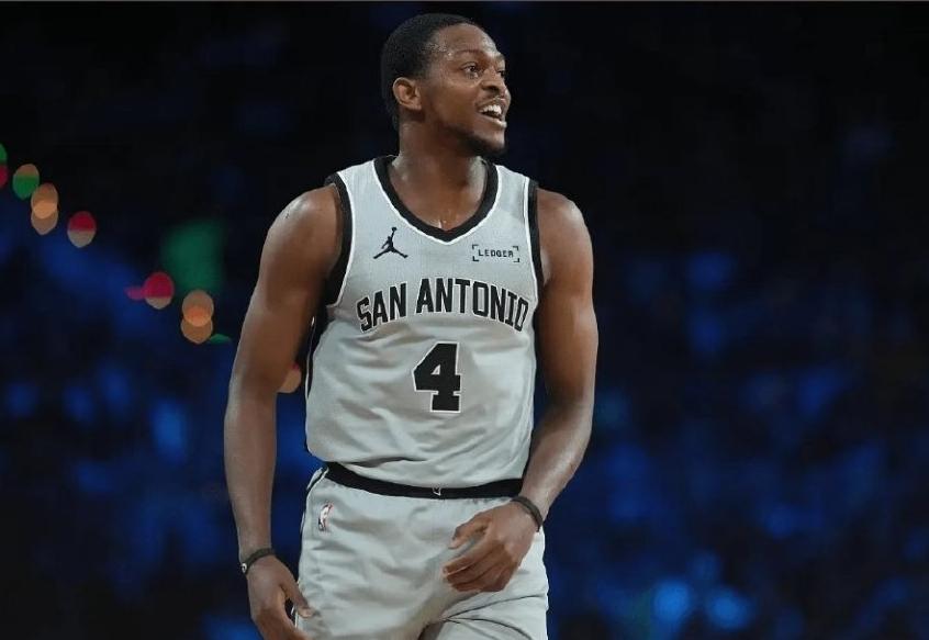 马刺核心福克斯彻底迷失！在今天马刺客场挑战掘金的焦点战中，虽然马刺文班亚马砍下3