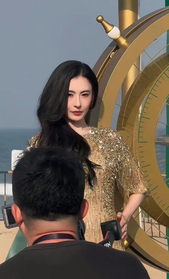 今天张柏芝在阿那亚出席时尚活动，她这回穿了一件金色的裙子，看起来有种光彩照人的气