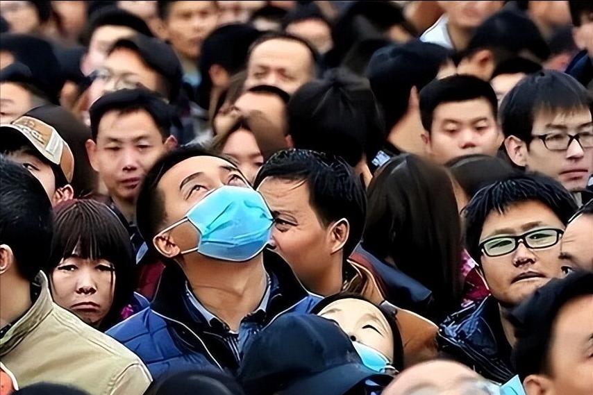 当"银发海啸"撞上"生育塌方"：一个14亿人口大国的时代账本凌晨三点的医院走廊