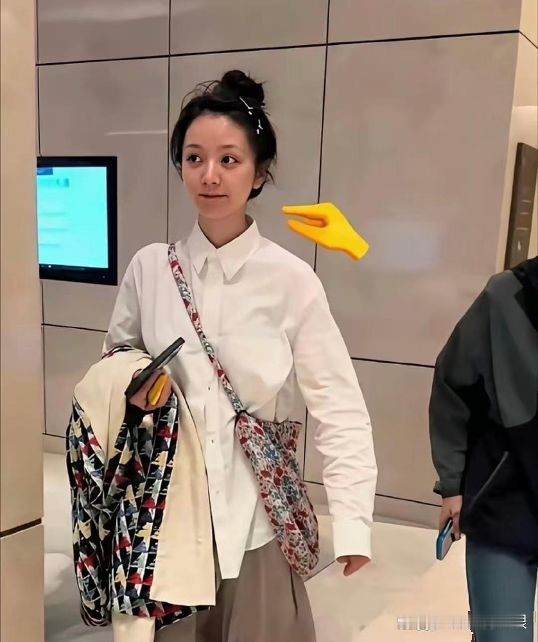 头一次感受到了田曦薇素颜前后的差距，看来化妆还是很重要的​​​