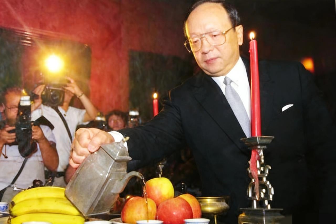 2005年，蒋孝严认祖归宗时，一张罕见的留影，此刻他穿着的非常正式，供桌上点燃了