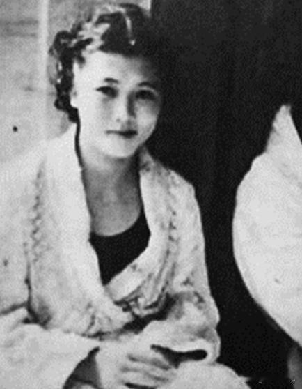 1937年，19岁“游泳皇后”杨秀琼结婚。她提出想避孕10年，丈夫爽快答应。不到