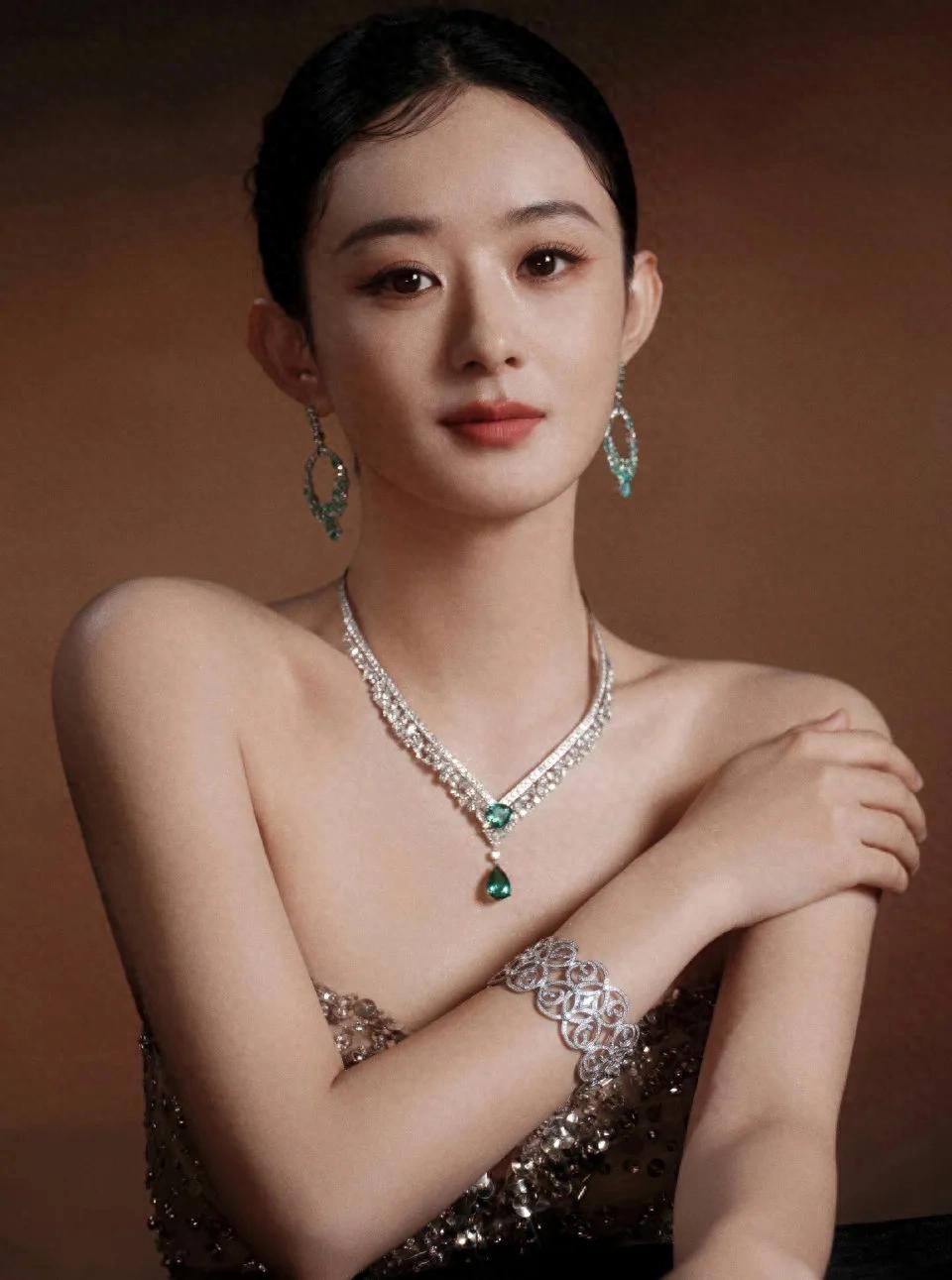 赵丽颖微博之夜光影魅力：优雅风姿！