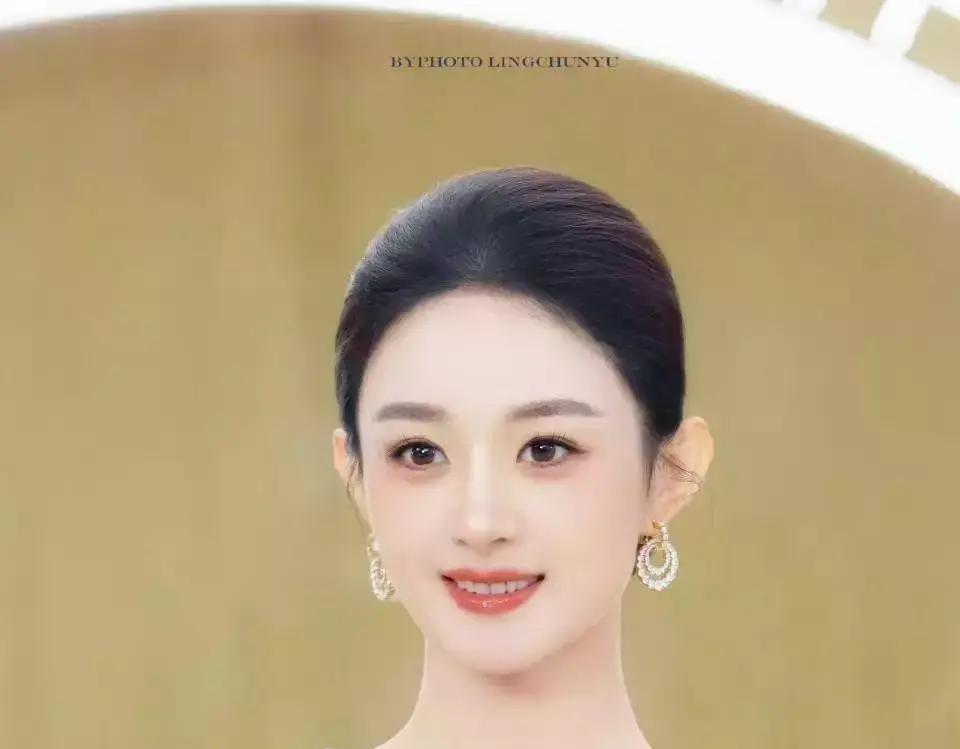 冯绍峰上海那辆车的后座，儿童安全座椅装了5年没拆过。赵丽颖晕倒送医的消息刚弹出来