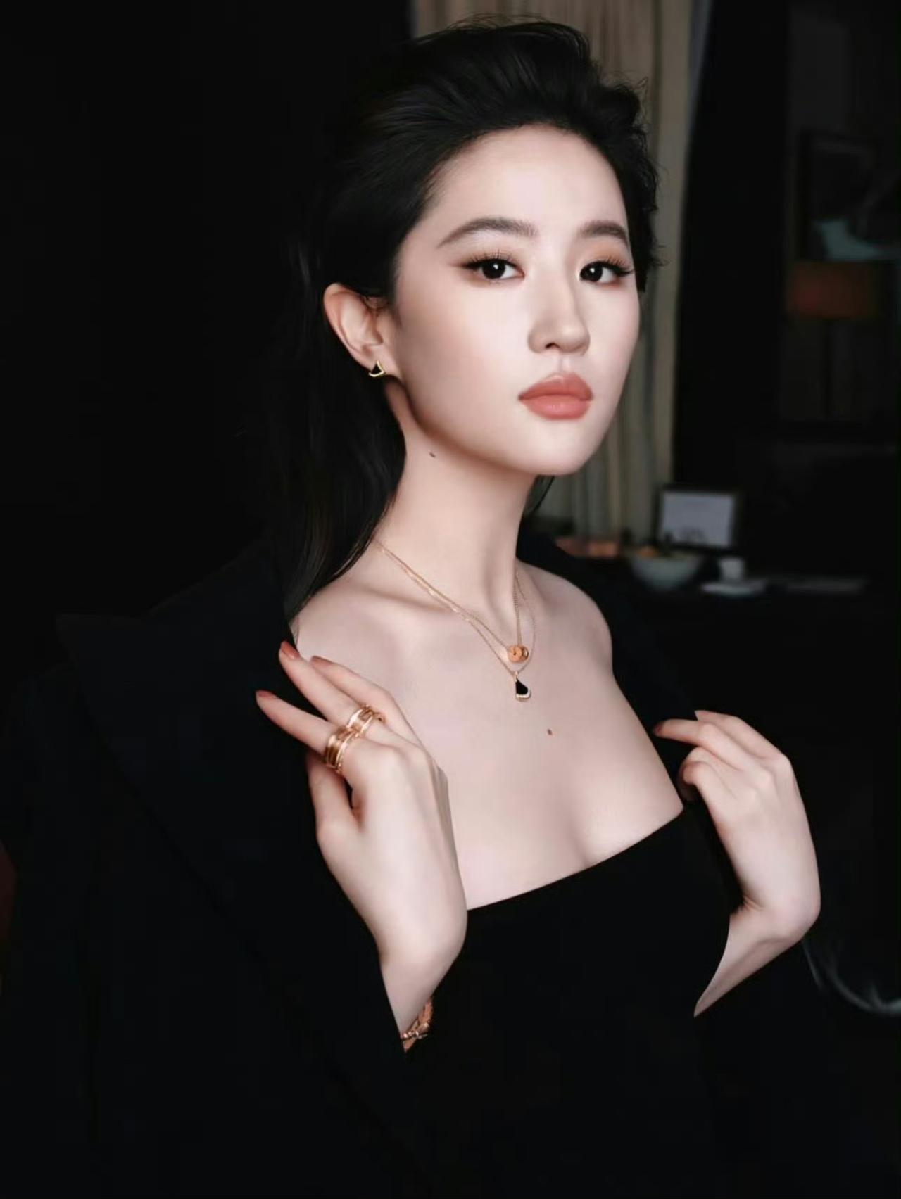 刘亦菲：一身简约黑，自带不动声色的矜贵真正高级的美感，从来不需要繁复堆砌。