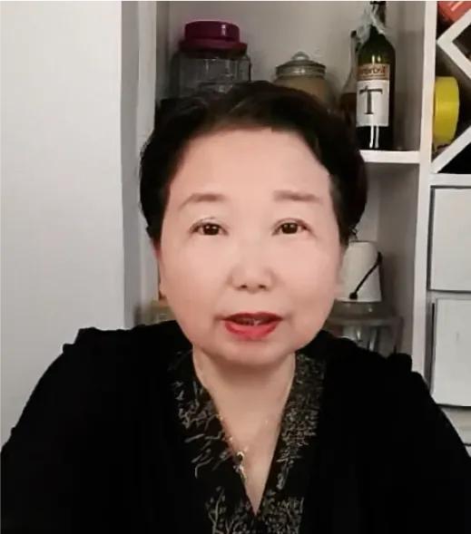 大红唇今天又发小文，拿出五年前的截图，是想证明孩子是护士抱错的？大红唇，拼命的
