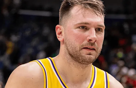 明日NBA常规赛，湖人客场对阵开拓者。今日，湖人官方更新了球队的伤病名单：东