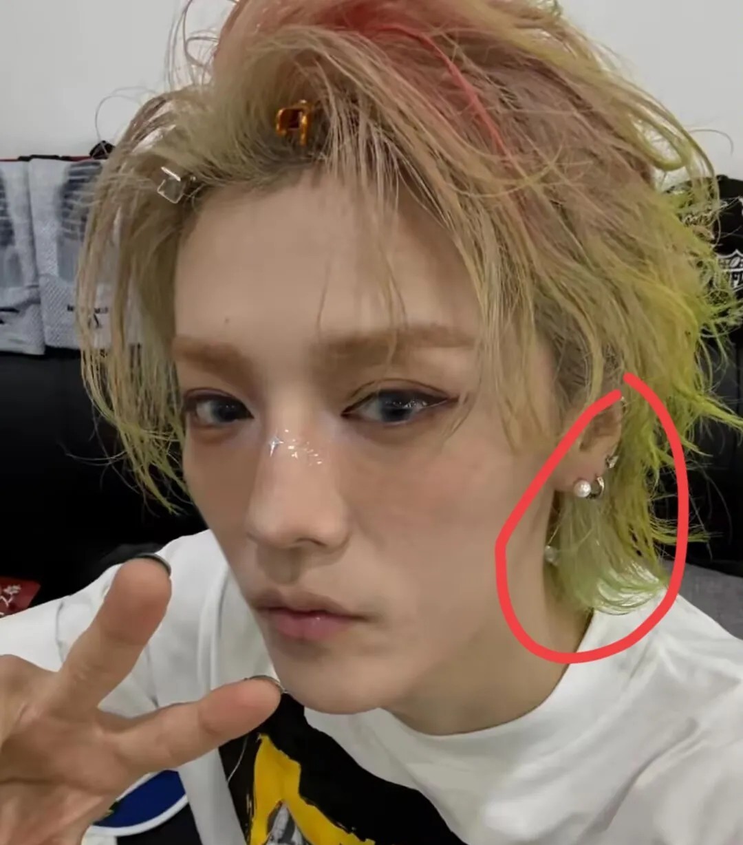 本以为鹿晗的状态真的回来了结果鹿晗首晒自拍却被眼尖的网友发现了细节，根本不是