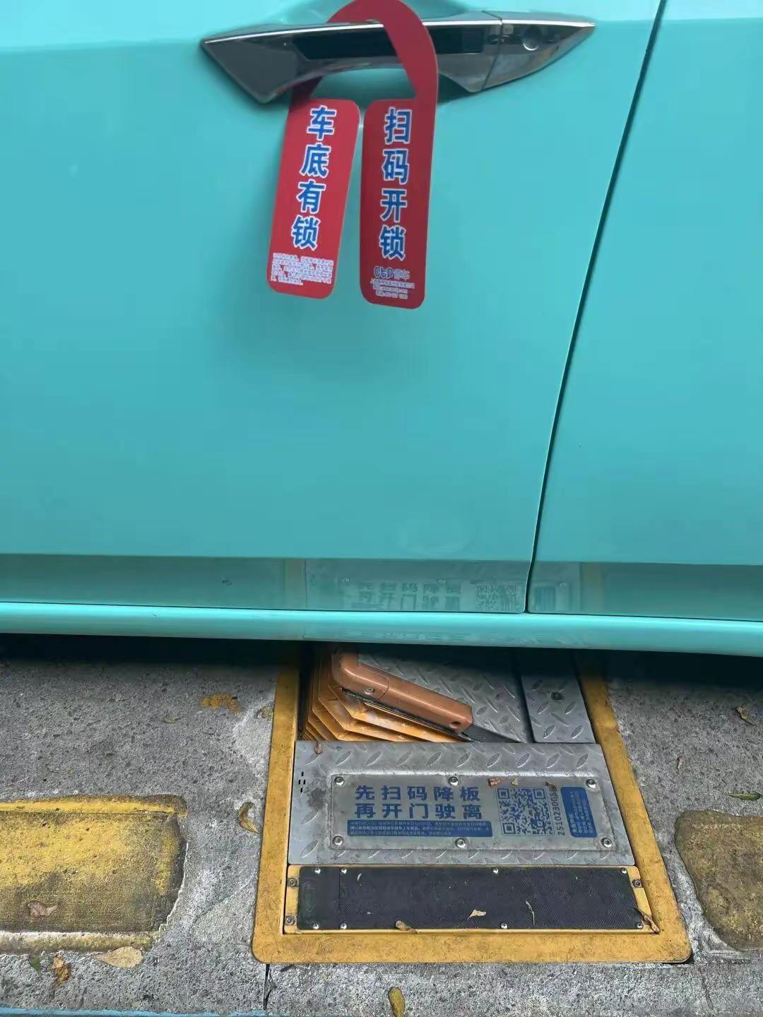 佛山路边停车位收费运营公司又出高招了，不但在停车位下面增加地锁，有些地方直接放立