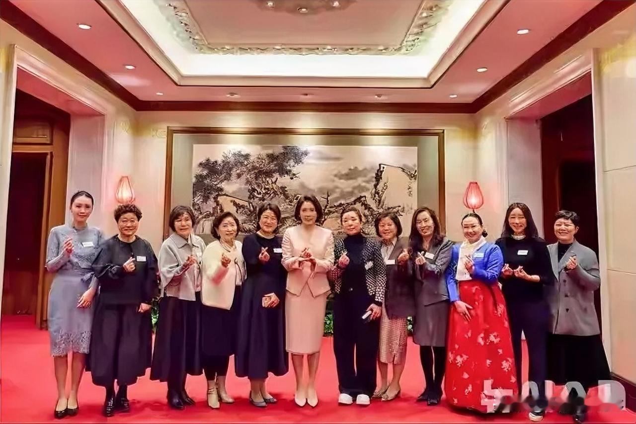 晒图笔记大赛这次李在明访华最大看点是李在明的老婆金惠景最抢镜了！她落落大方，气质