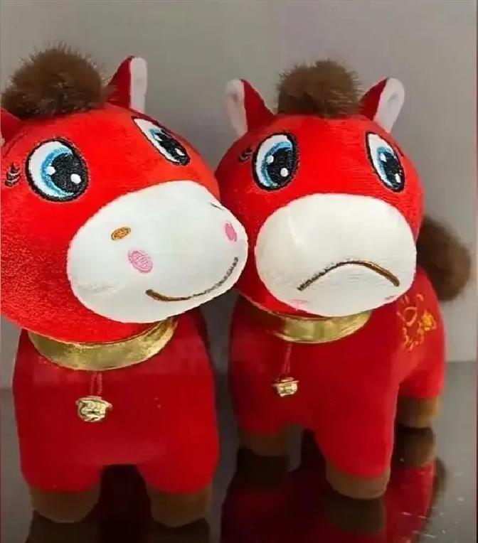 2026年刚开年，义乌一家玩具厂出了件大事：工人手一抖，把马年公仔的嘴巴缝反了，