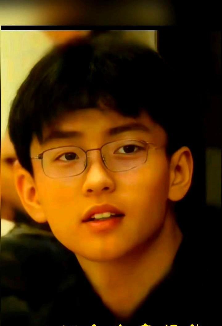 15岁星二代端盘子，他图啥？香港咖啡厅里，谢振轩擦桌子时没人认出他是谢霆锋的儿