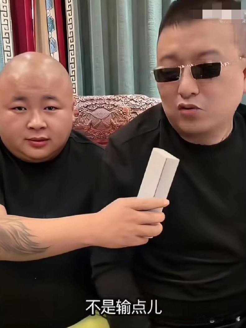 老狗采访天津李四在澳门输了三个亿，首先他得有三个亿。李四说是输点，但没有那么多，