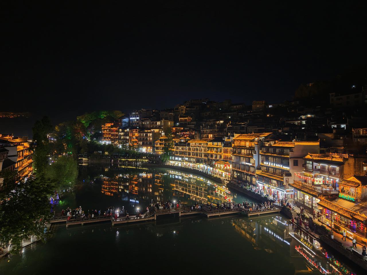 五一期间打卡湖南湘西凤凰古城！水是真的清澈，环境非常好，人也非常多，吃饭价格真的