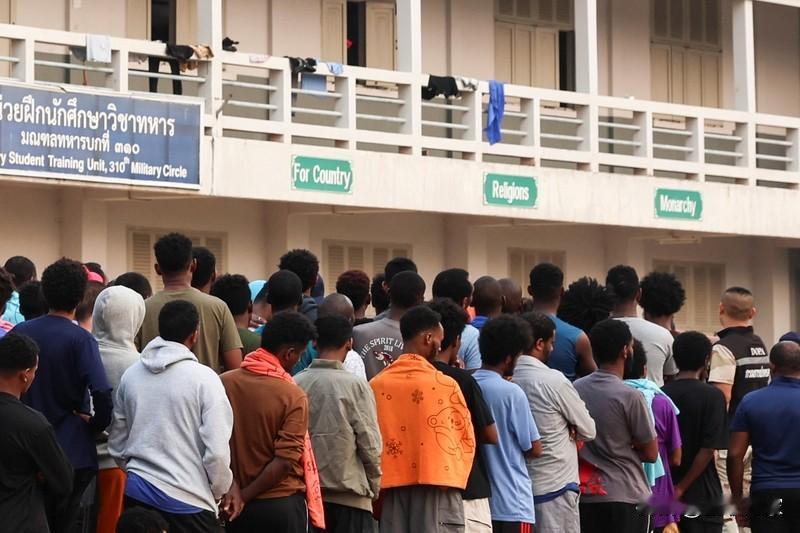 一觉醒来，一则消息炸了！952名中国籍涉电诈嫌犯被押解回国。这可不是个小数目，想