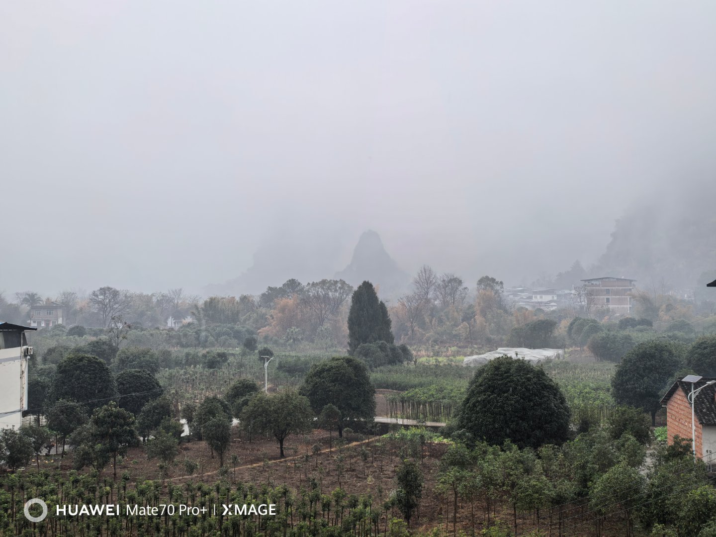 新一轮大范围雨雪开启来桂林阳朔旅游第二天就下雨，只能呆在床上度过了[哭哭]