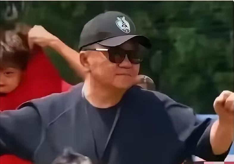 自掏5400万的董路，手握不菲身家，座驾是价值500万的劳斯莱斯，居住在单价