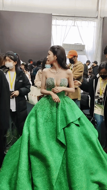 现在的白鹿不需要再穿她不喜欢的衣服了吧！这绿色礼服确实和白鹿的风格不搭，但当时的