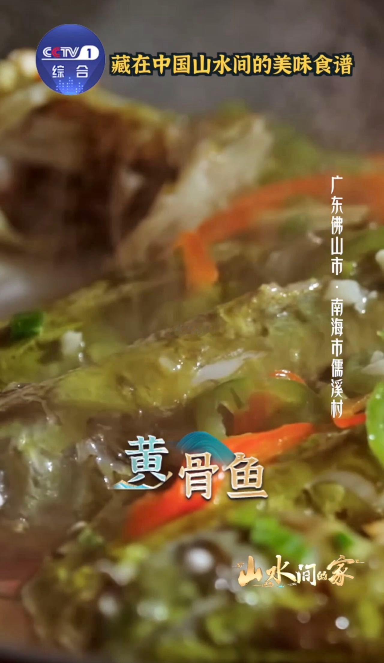 刚炒的蒜蓉油麦菜，翠绿爽口，蒜香浓郁，配着一碗冬瓜丸子汤，清淡却不失滋味，这就是