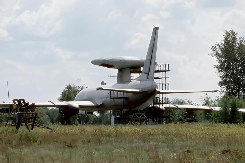 俄罗斯图-126“苔藓”预警机图-126预警机是图波列夫设计局研制的一款大型预警