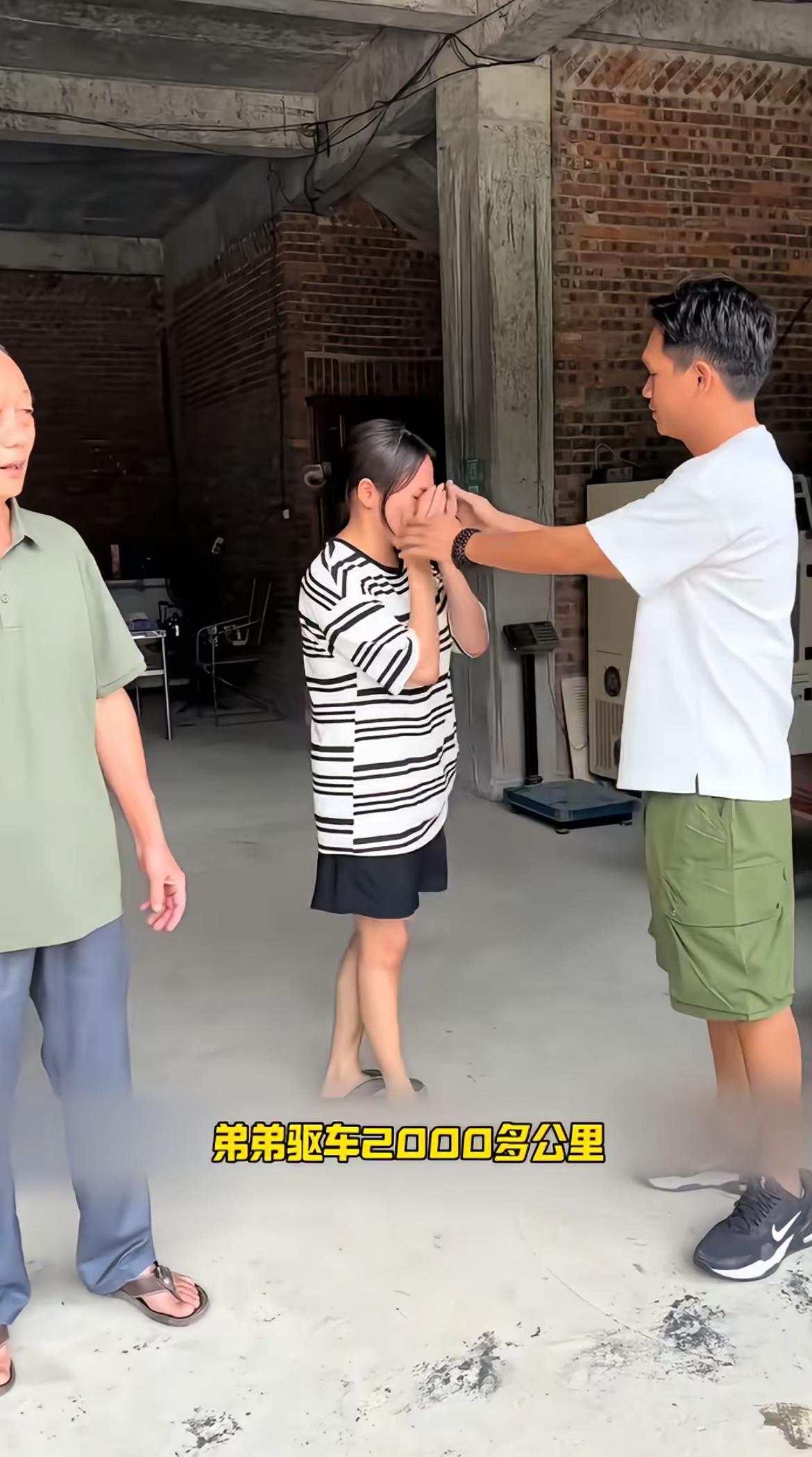 “泪目！”弟弟听说姐姐跟姐夫吵架了，驱车2000多公里专程看望远嫁的姐姐。离别时