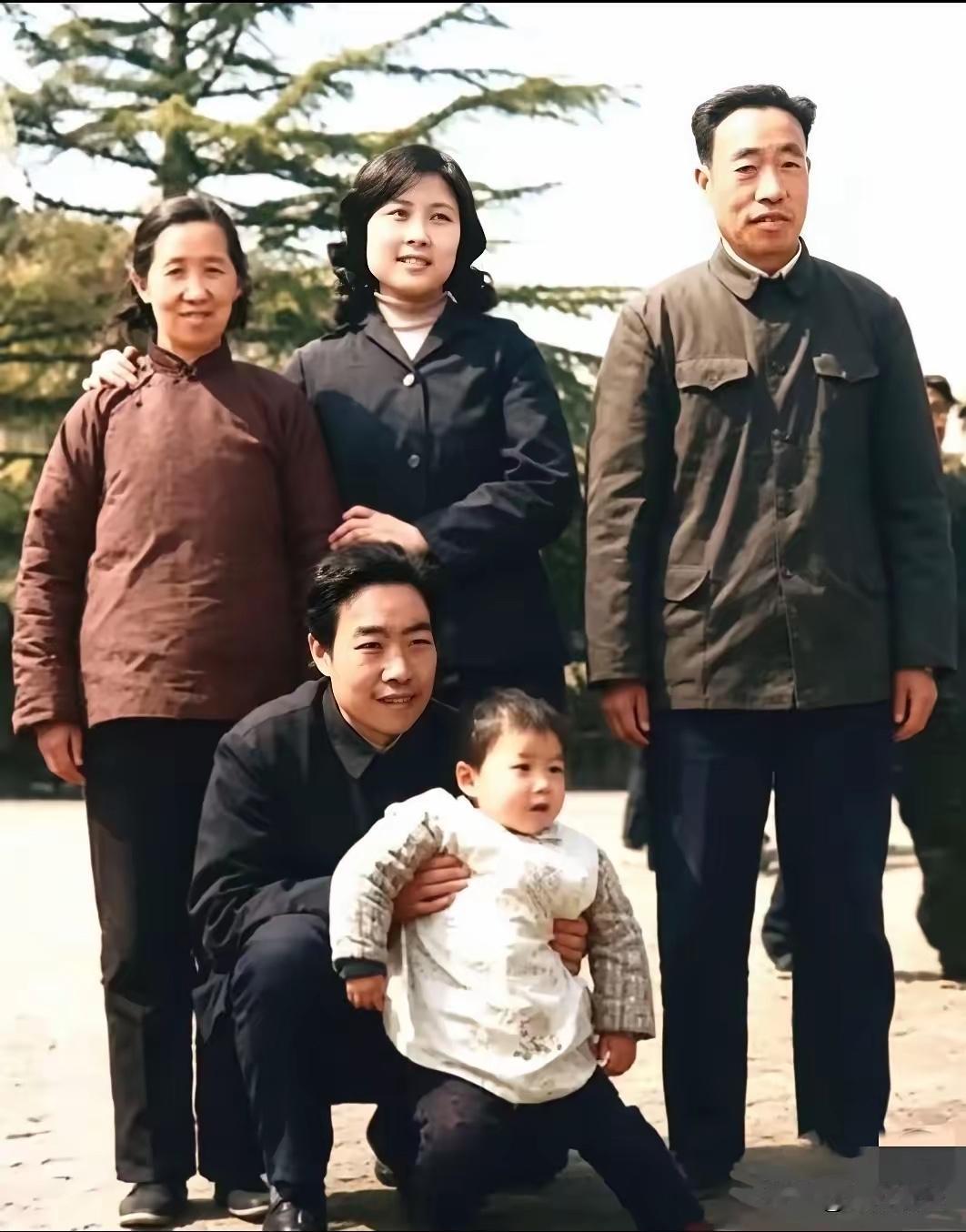 照片上是贾平凹的一家人那个时候他还是一名编辑…看着很朴实、朴素最近贾平凹因
