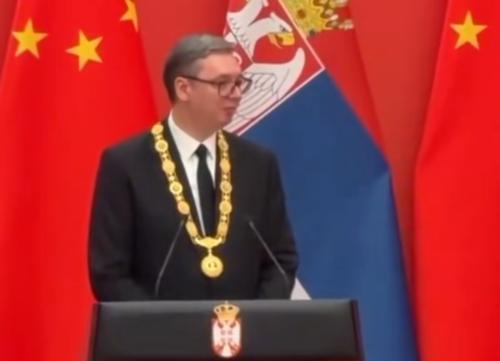 武契奇在北京当场哽咽！中国给的这块勋章被全网吹成免死金牌，真能保他后半生平安？