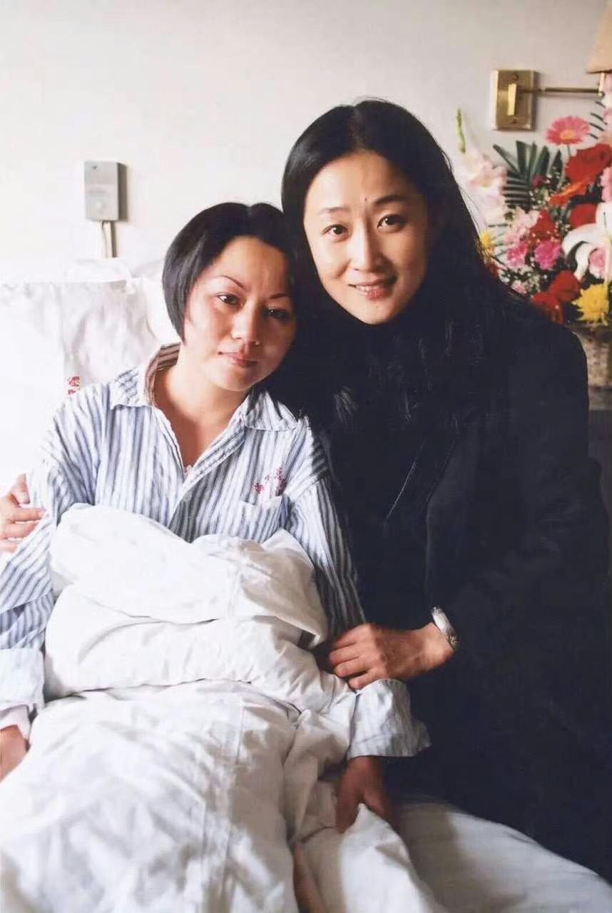 这是2001年王伟烈士牺牲后，遗孀阮国琴在医院住院期间的一张留影，此时的她非常憔