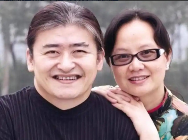 1987年，刘欢对主持人卢璐一见钟情，认识9天后就求婚成功。可是去民政局登记时，
