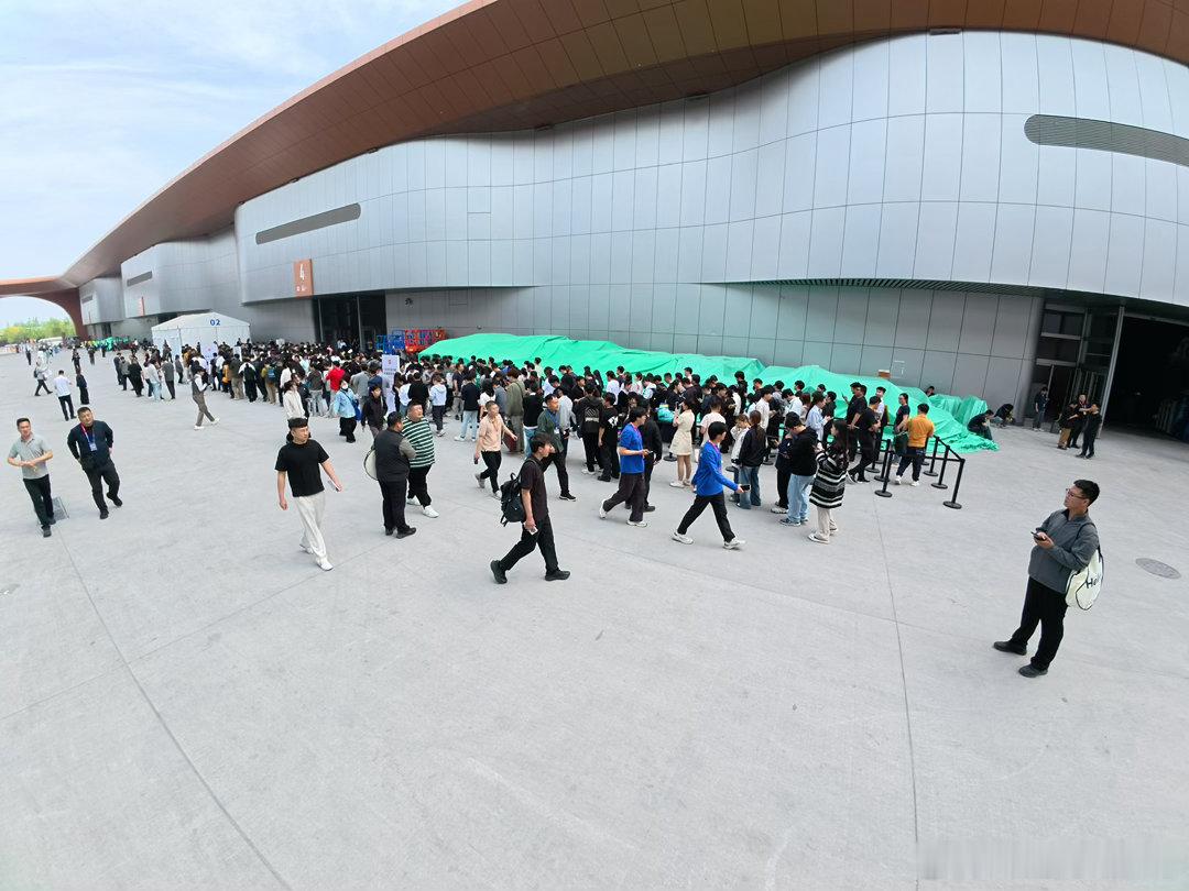 走过路过，不要错过来北京车站领一个免费的小米车模这队排的太长了。