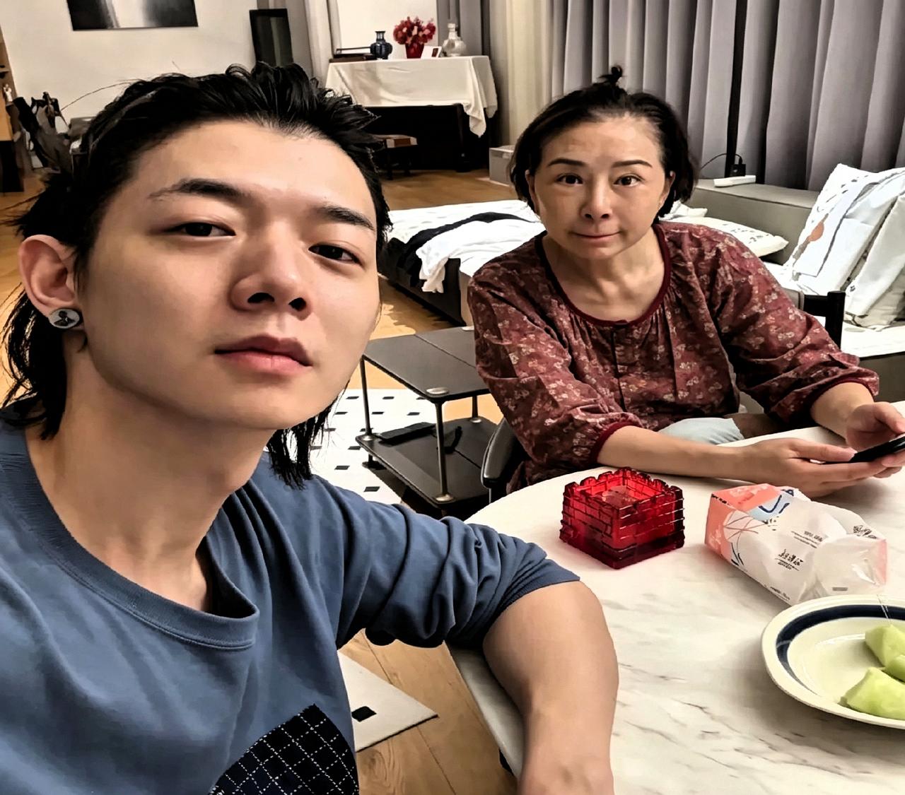 看霍尊这张合照，挺唏嘘。当年他红极一时，如今也就是个在家陪老妈吃饭的普通人。外面