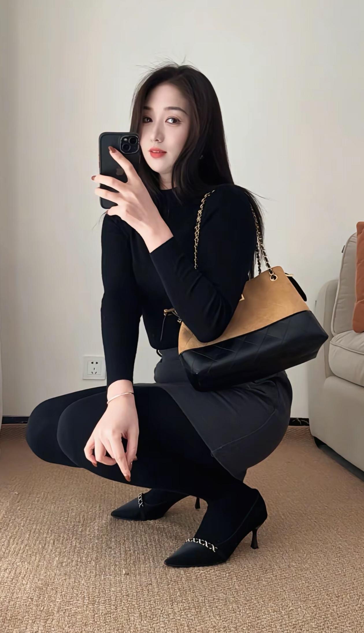 优雅黑裙搭配，尽显时尚魅力！👗👠👜