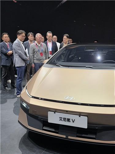 4月29日，韩国现代汽车集团会长郑义宣参观2026北京车展。据悉，郑义宣当天