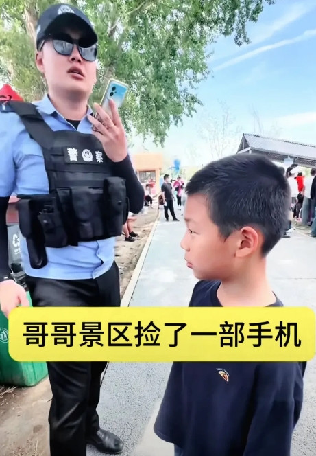 在新疆的青格达湖，发生了一件让人暖心的事。张先生一家在这里游玩时，儿子捡到一
