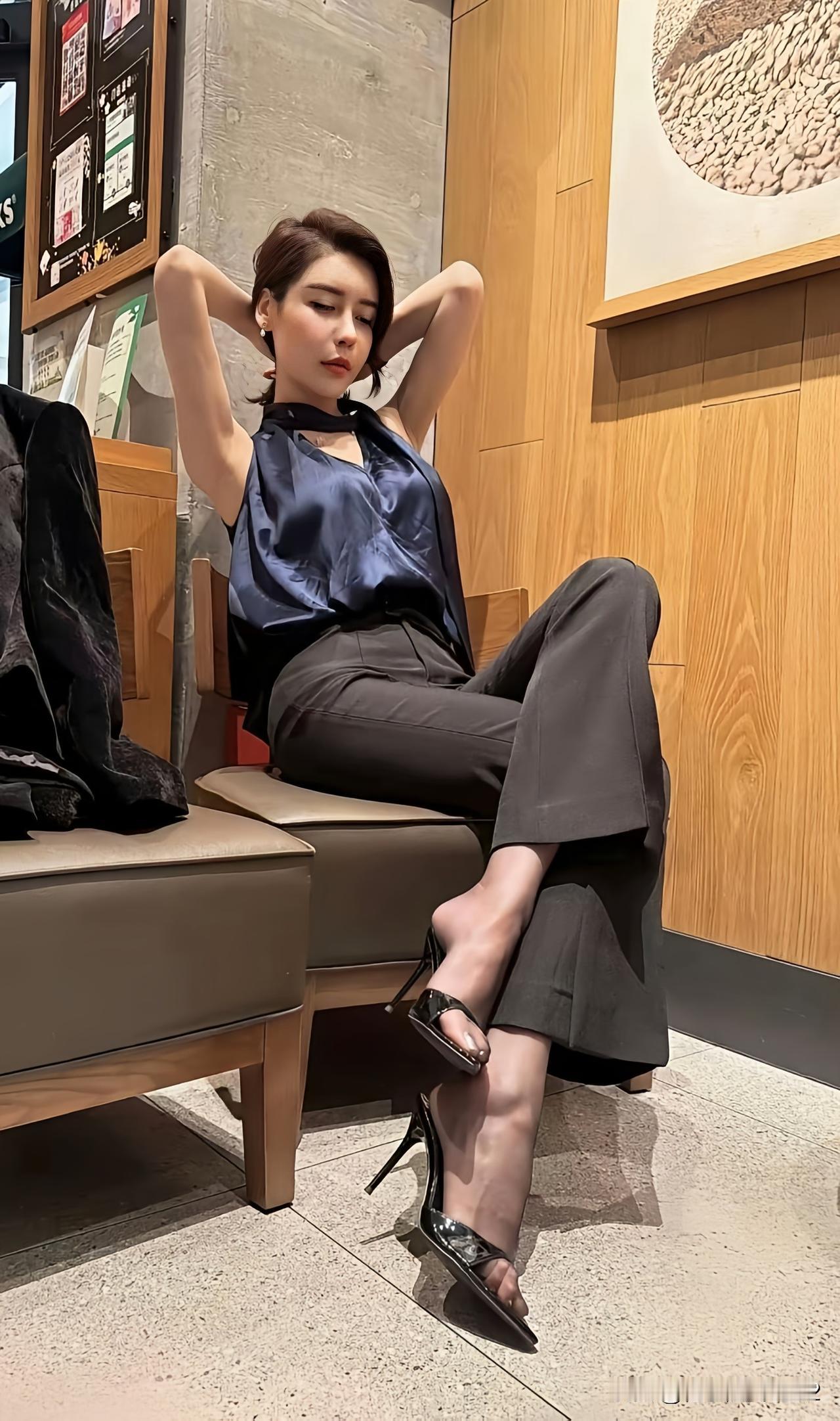 优雅气质穿搭，黑色高跟鞋与深蓝色上衣完美搭配，尽显时尚魅力