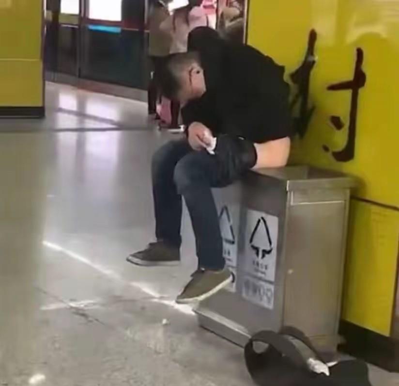 众目睽睽之下他是怎么做到的？一个男的直接坐垃圾桶上，裤子都褪到一半了，手里还捏