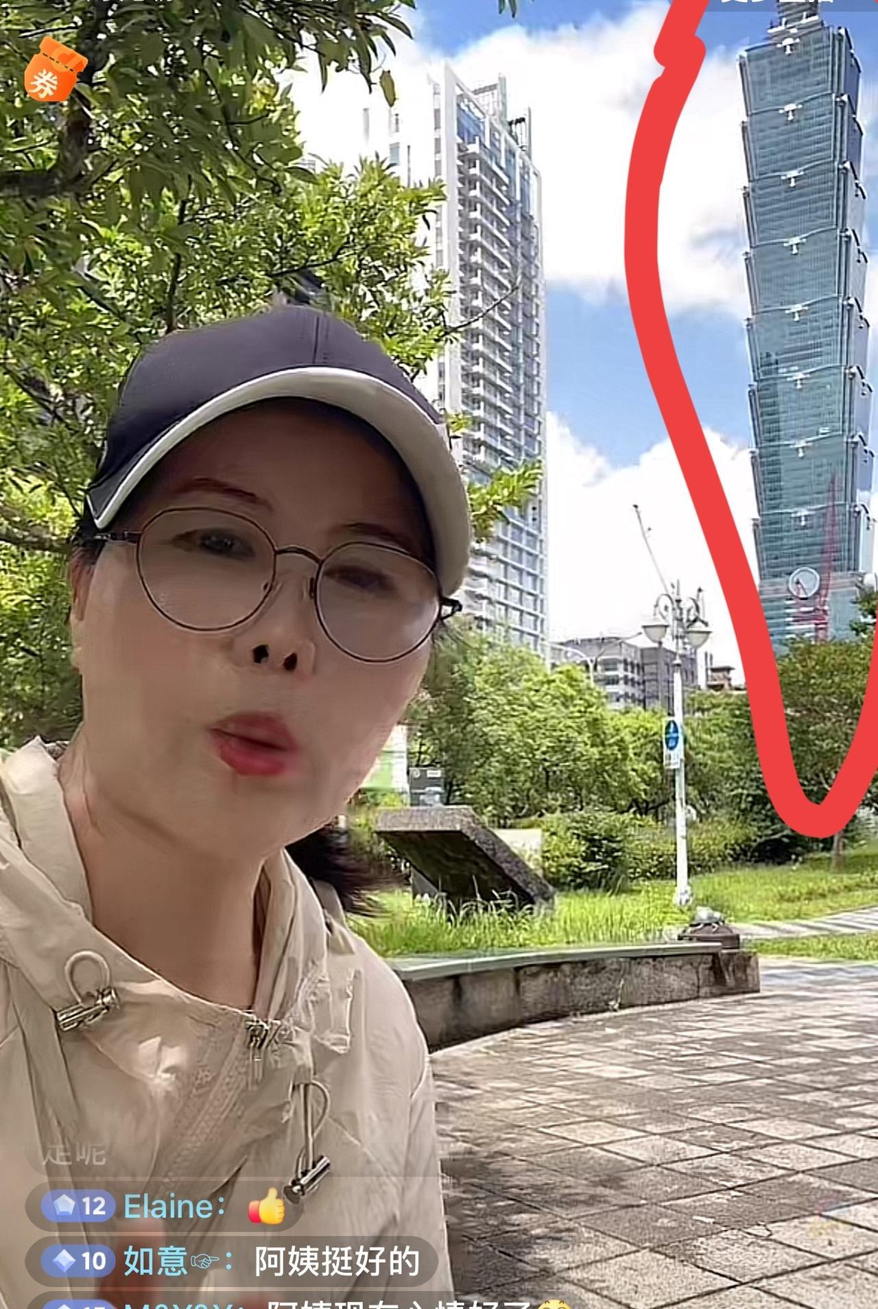 小杨阿姨还挺会找地方直播，讲话也越来越大胆了……今天一大早小杨阿姨带着狗狗来到