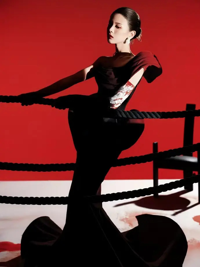 杨超越这造型姿势有点像辛芷蕾，脸拍的又有点像赵露思。​​​