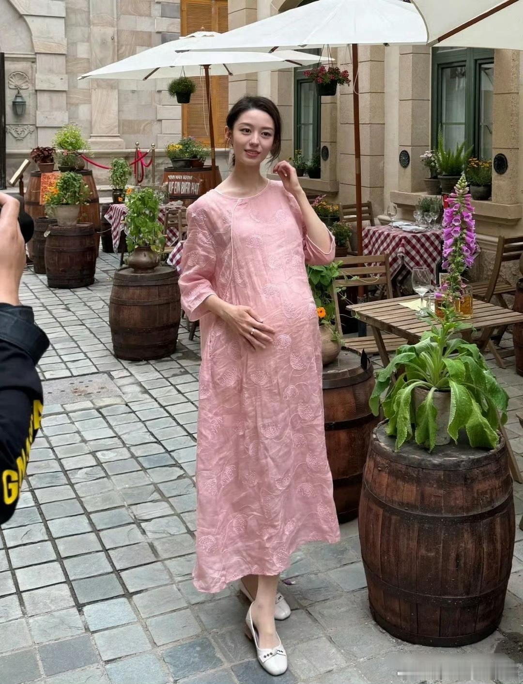 不愧是明星，怀孕时候都美若天仙啊。