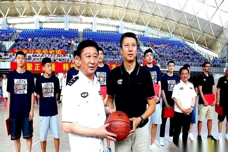 刷了一下日本男篮的名单，差点以为自己看错了。内线杵着俩美国大汉，一个叫霍金森，