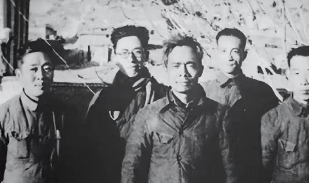 1937年，34岁的王牌特工涂作潮向党组织提出了一个令人头疼的问题，他想要一个老