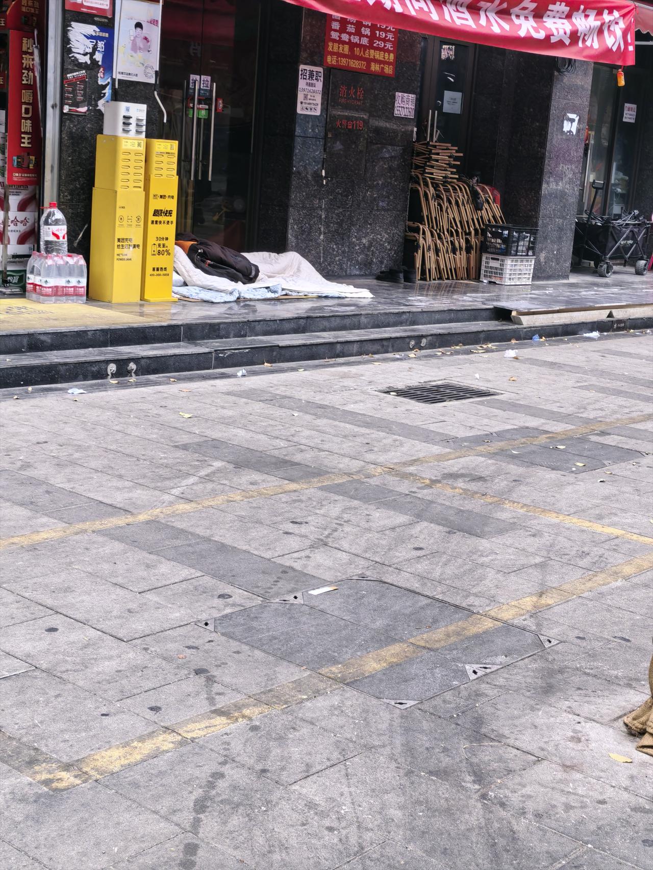 有个业主很奇特，他家天花板漏水，他就在业主群里发漏水视频，等着我们物业的找上门去